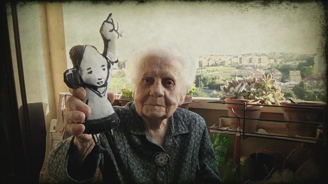 Bimba-col-pugno-chiuso-image-frame-10