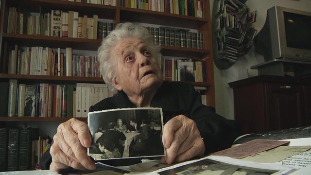 Bimba-col-pugno-chiuso-image-frame-7