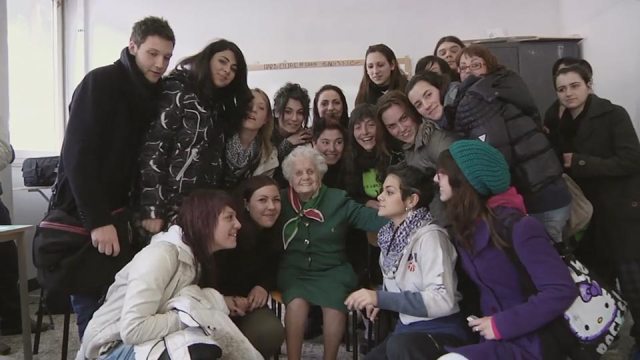 Bimba-col-pugno-chiuso-image-frame-9