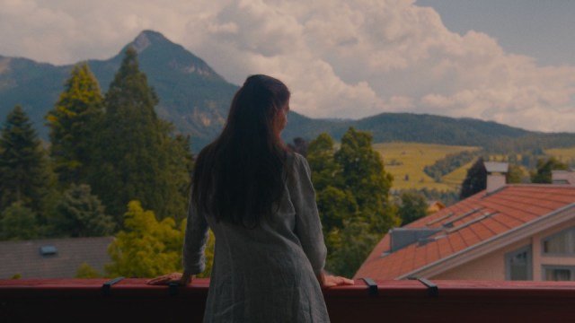 Eva Pattis Zoja, di spalle - streeen